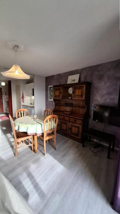 Bed, fireplace, kitchen