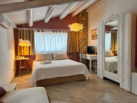 Bed, TV and multimedia, Bedroom