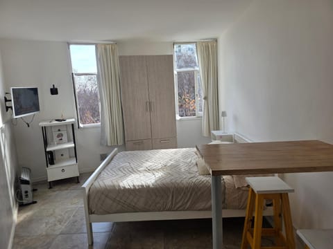 Bed, TV and multimedia, Photo of the whole room, Dining area, Bedroom