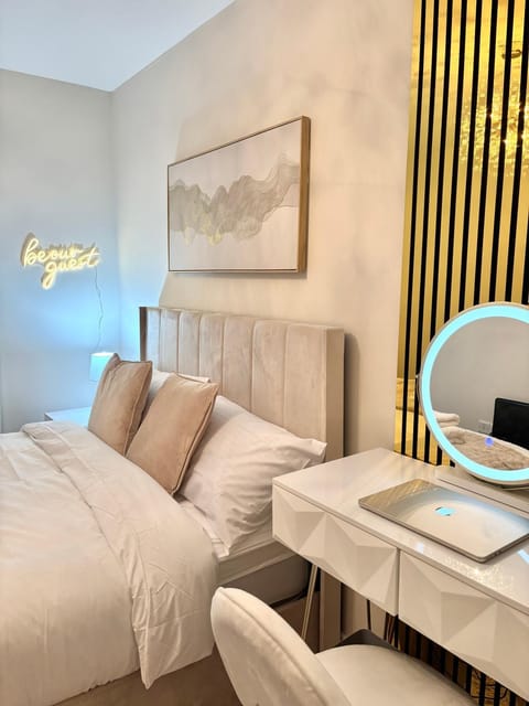 Luxury 2 bedroom Leeds City Apartment with Free parking & Jacuzzi bath Apartment in Leeds