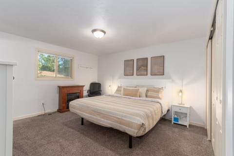 Bed, Photo of the whole room, Bedroom