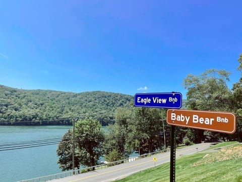 Brown House, Lake, Boat Dock, King Bed, Grill Chalet in New Fairfield