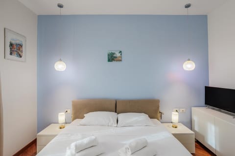 Bed, Bedroom, towels, wardrobe