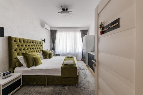 Bed, TV and multimedia, Bedroom, wardrobe, air conditioner