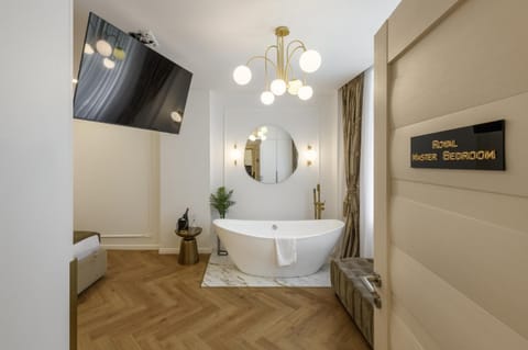 TV and multimedia, Decorative detail, Bedroom, Bath, wardrobe