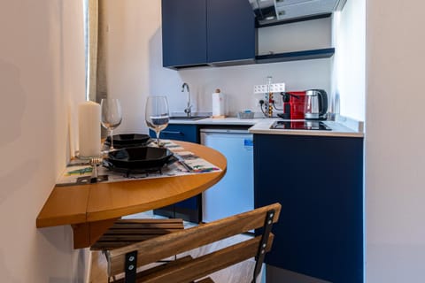 Coffee/tea facilities, Kitchen or kitchenette, Dining area, stove