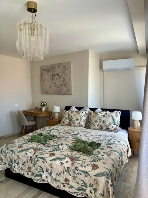 Bed, Photo of the whole room, Seating area, Bedroom