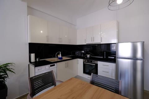 Kitchen or kitchenette, Dining area, minibar, oven, stove