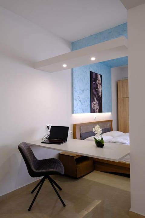 Bed, Living room, Photo of the whole room, Seating area, Bedroom