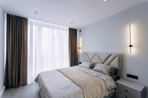 Bed, Living room, Photo of the whole room, Seating area, Bedroom