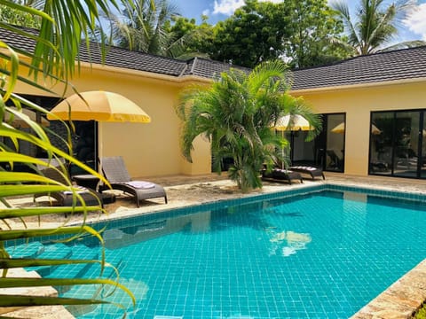 Property building, Swimming pool, sunbed