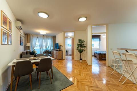 Property building, Living room, Seating area, Dining area, Bedroom