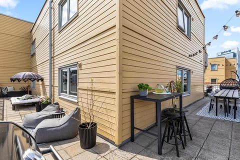 Property building, Day, Balcony/Terrace, sunbed