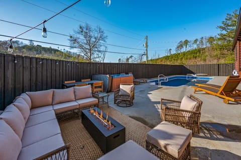 Natural landscape, Hot Tub, Seating area, Pool view, Swimming pool, sunbed