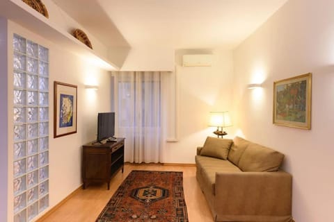 TV and multimedia, Living room, Seating area, Evening entertainment, air conditioner