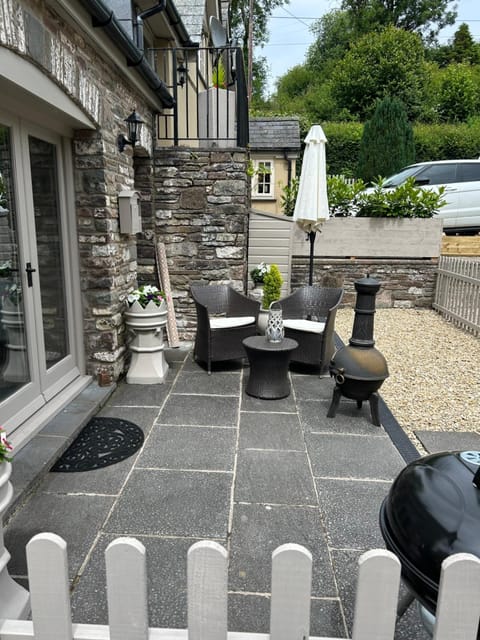 Cosy riverside property Apartment in Glyn Tarell