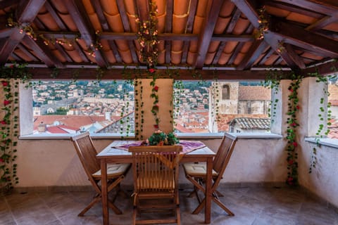 Coffee/tea facilities, Seating area, Dining area, City view, Street view
