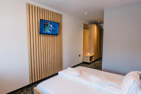 Bed, TV and multimedia, Photo of the whole room, Bedroom, wardrobe
