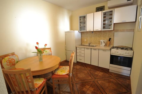 Coffee/tea facilities, Kitchen or kitchenette, Living room, Dining area