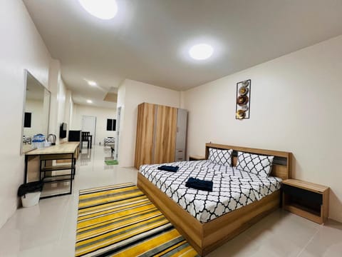 Bed, TV and multimedia, Photo of the whole room, Seating area, Bedroom