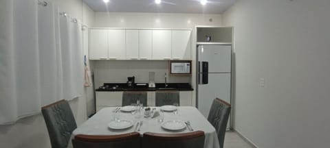 Kitchen or kitchenette, Dining area, minibar, pet friendly, stove