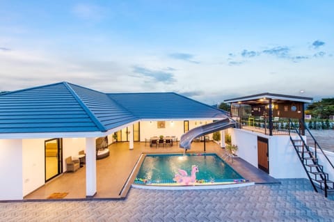 Property building, Day, Pool view, Swimming pool, sunbed