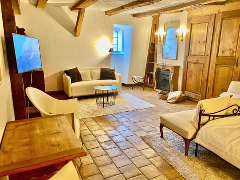 TV and multimedia, Seating area, Bedroom, fireplace, minibar