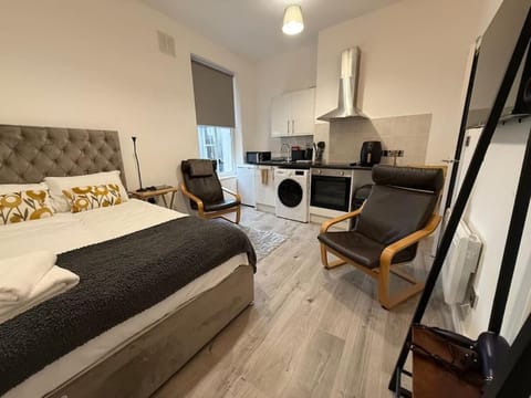 Bed, TV and multimedia, Kitchen or kitchenette, Photo of the whole room, Seating area, oven, stove, washing machine, dryer