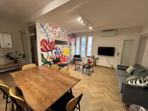 Communal lounge/ TV room, TV and multimedia, Kitchen or kitchenette, Living room, Seating area, Dining area