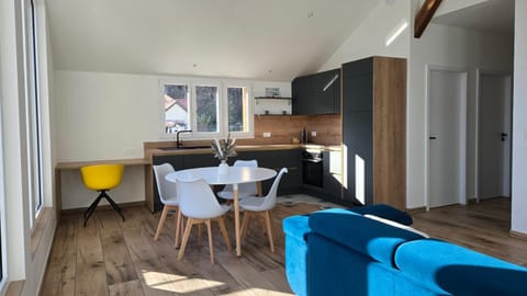 Kitchen or kitchenette, Seating area