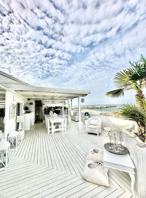 Restaurant/places to eat, View (from property/room), Balcony/Terrace, Dining area, Beach, Sea view