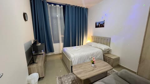 Bed, TV and multimedia, Seating area, Bedroom