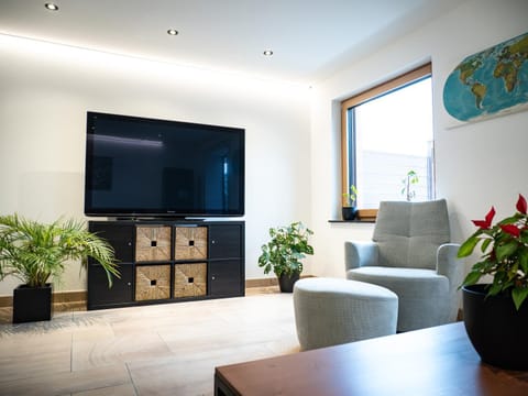 Communal lounge/ TV room, TV and multimedia, Living room, Seating area