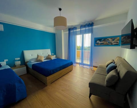 Bed, TV and multimedia, Photo of the whole room, Bedroom