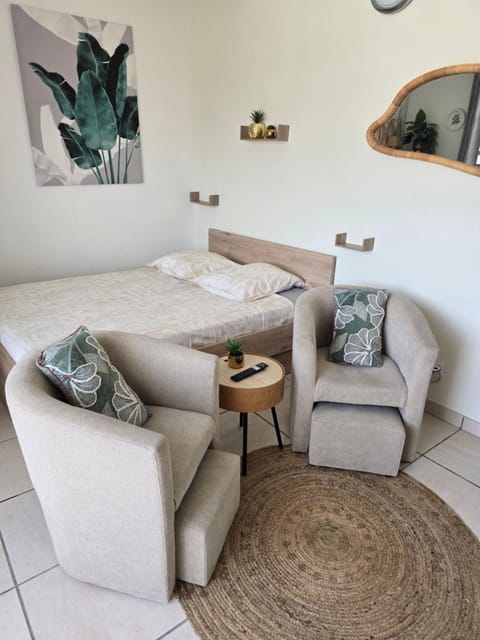 Bed, Seating area, Bedroom