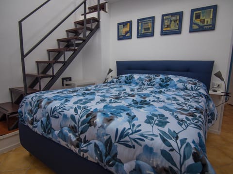 Bed, Photo of the whole room, Bedroom, locker, locker