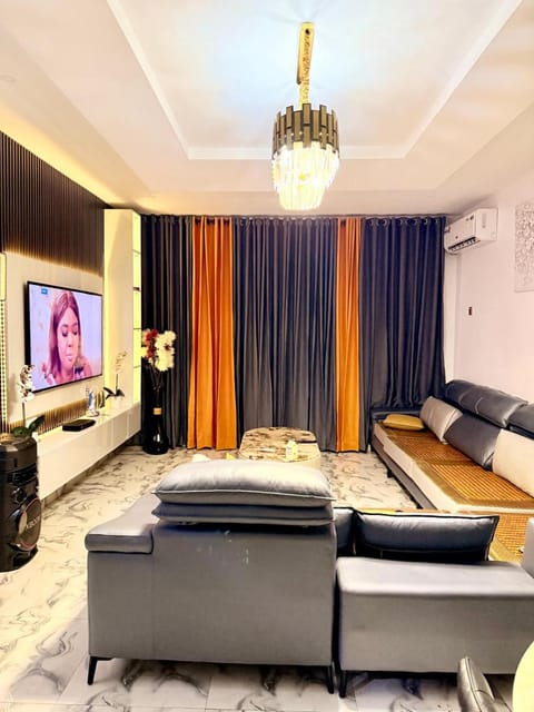 Communal lounge/ TV room, TV and multimedia, Living room, Seating area, air conditioner