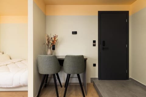 Photo of the whole room, Dining area