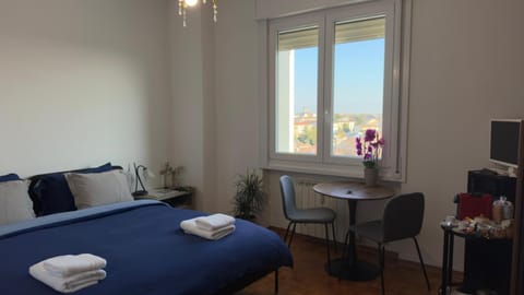 TV and multimedia, Coffee/tea facilities, View (from property/room), Bedroom, furniture, towels