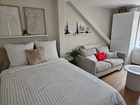 Bed, Living room, Photo of the whole room