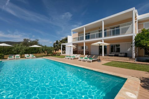 Property building, Patio, Day, Garden, Garden view, Pool view, Swimming pool, sunbed