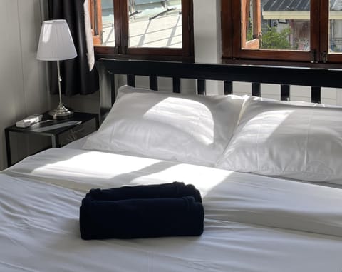 Bed, Bedroom, towels