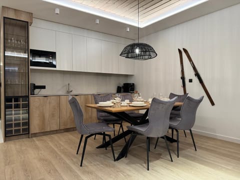 Kitchen or kitchenette, Dining area