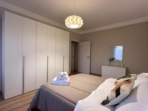 Bedroom, towels, wardrobe