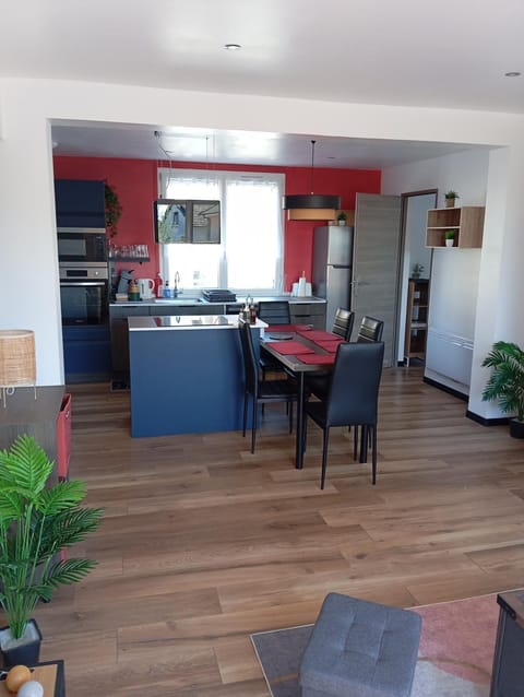 Kitchen or kitchenette, Dining area, stove