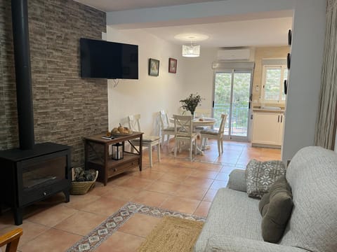 TV and multimedia, Kitchen or kitchenette, Living room, Seating area, Dining area, air conditioner