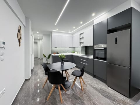 Kitchen or kitchenette, Dining area, oven, stove