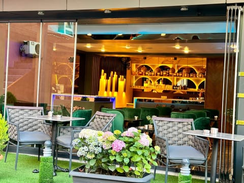 Restaurant/places to eat, Seating area