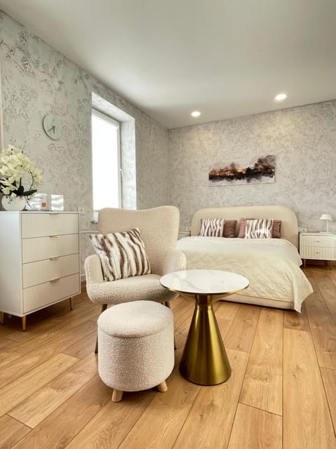 Bed, Living room, Photo of the whole room, Seating area, Bedroom
