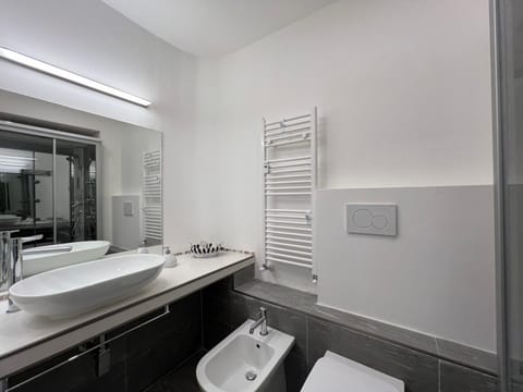 Shower, Toilet, Bathroom, bidet, towels